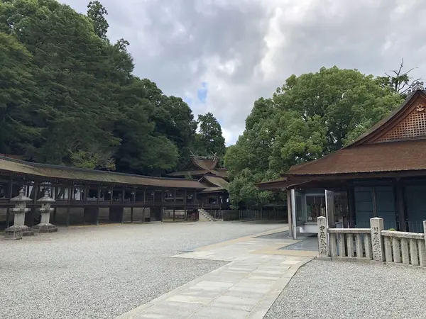 右がお守り販売所