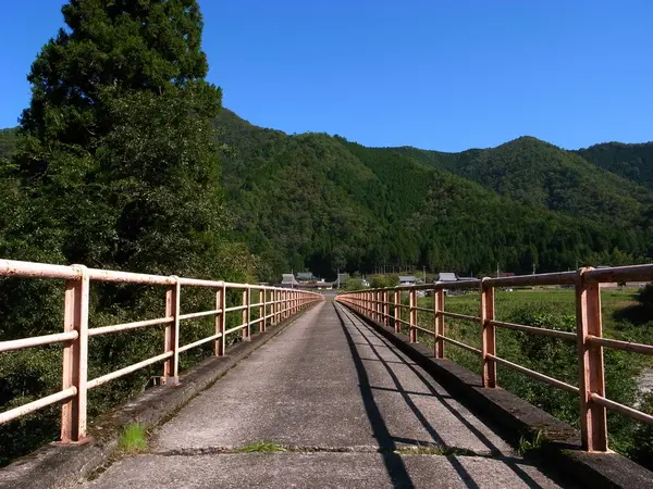 田んぼへと続く字見橋