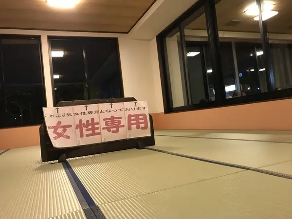 衝立の奥が女性専用エリアです。