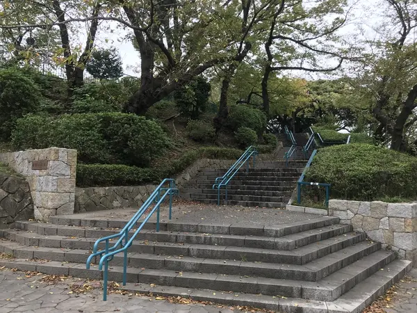 掃部山公園入り口