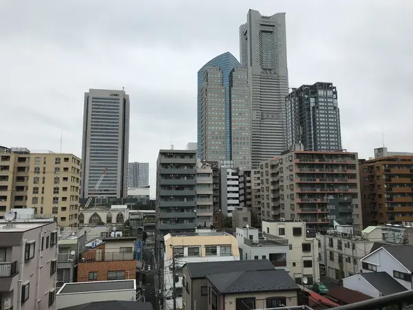 手前のビルの折り重なりがw
