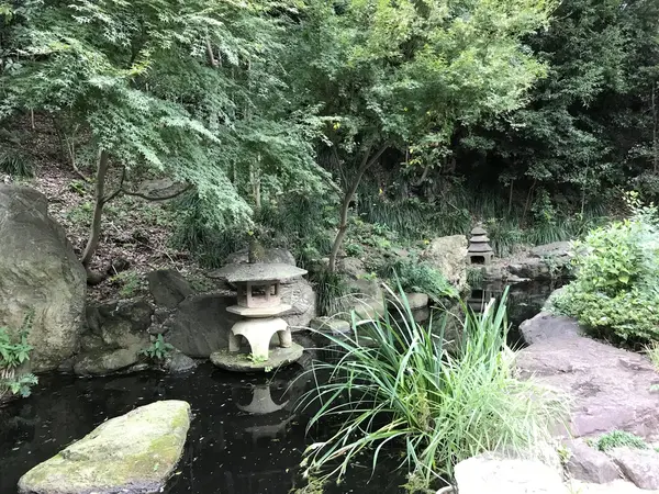 庭園ちっくな池まであります。