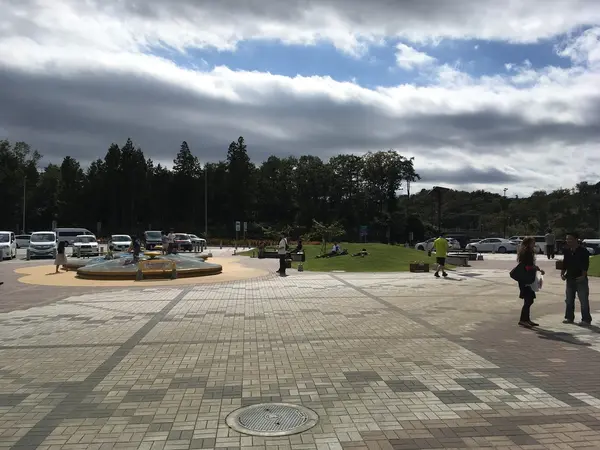 建物前