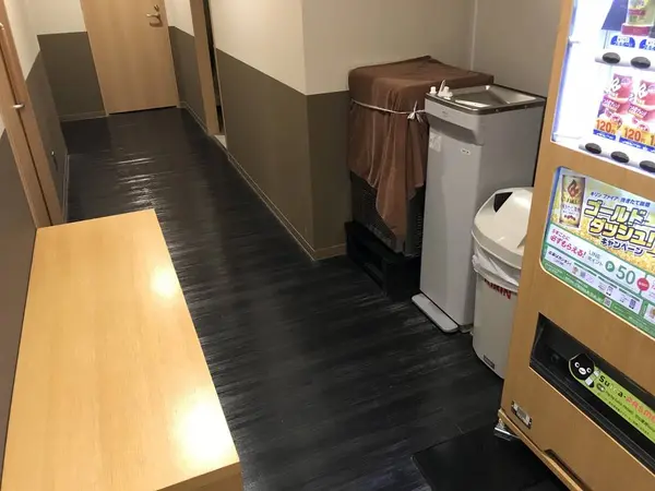 二階自販機と休憩椅子