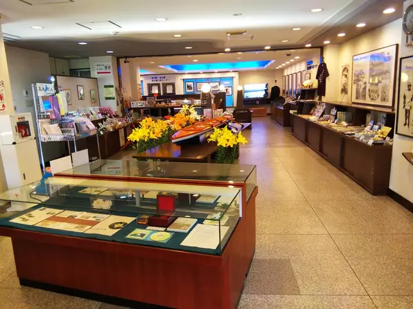 歌にまつわる資料を展示しています。