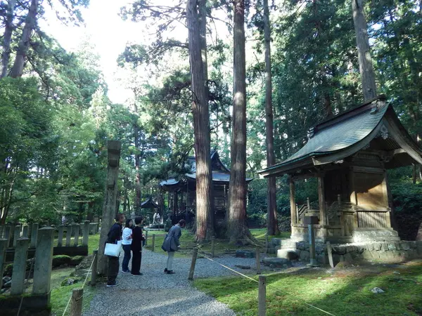 白山の峰々の神を祀る