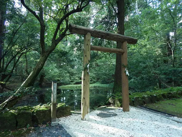 女神さまの伝説が残る御手洗池（みたらしいけ）