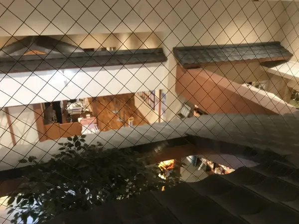 階段からも店内を見渡せます。