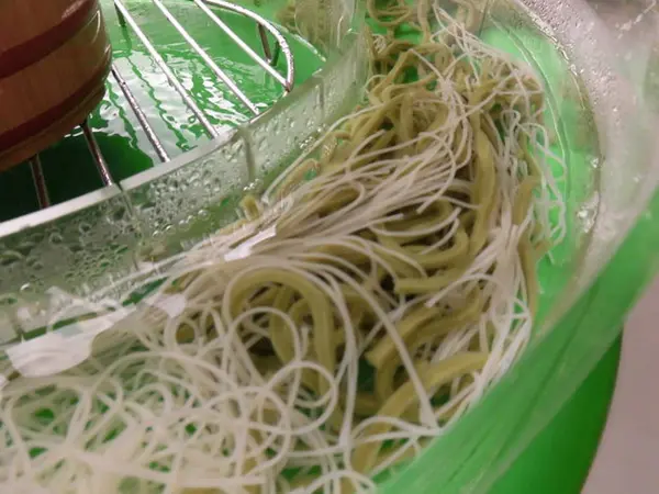 そうめんをすくいとり