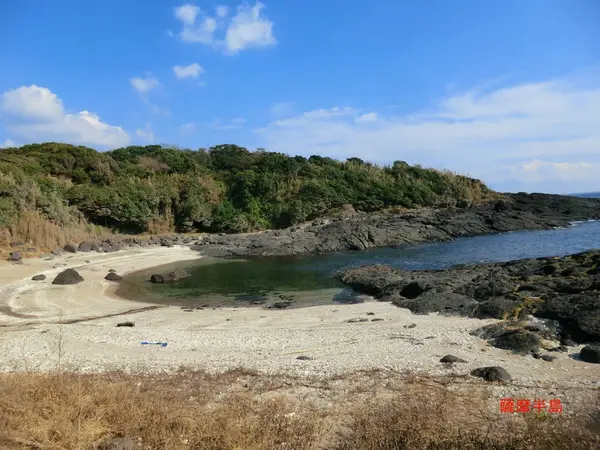 岩場や砂浜を歩きます。無理なくゆっくり進みましょう。
