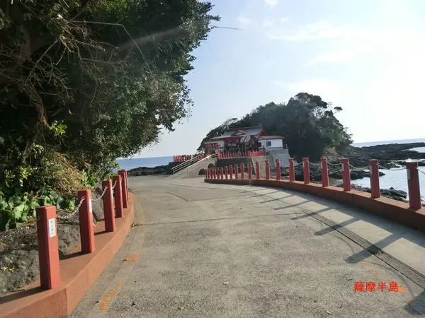 神社へと続く道