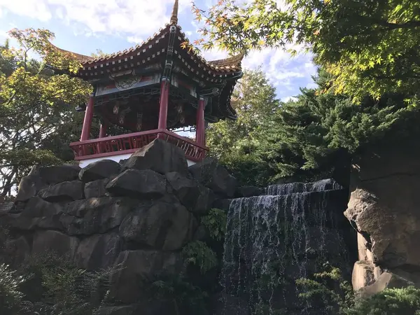 東屋脇の滝