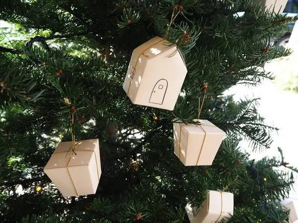 ギフト用ボックスがクリスマスオーナメントに
