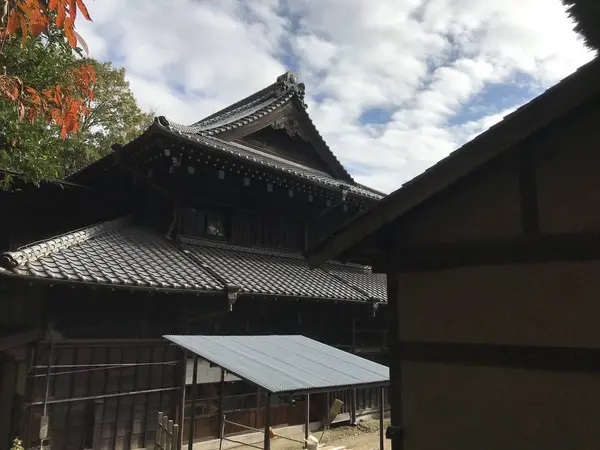 お寺の甍っぽい屋根です。
