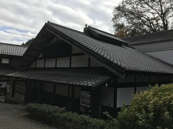 正面入り口の建物は博物館