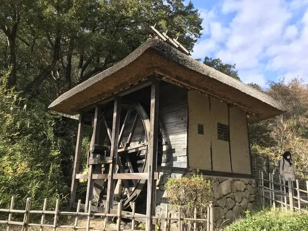 坂を登ると水車小屋なり