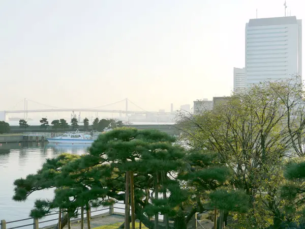周囲の運河から水上バスで