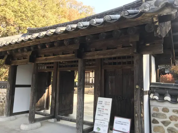 重厚な門です。