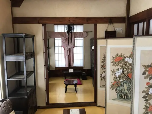 建物の中に入れます。