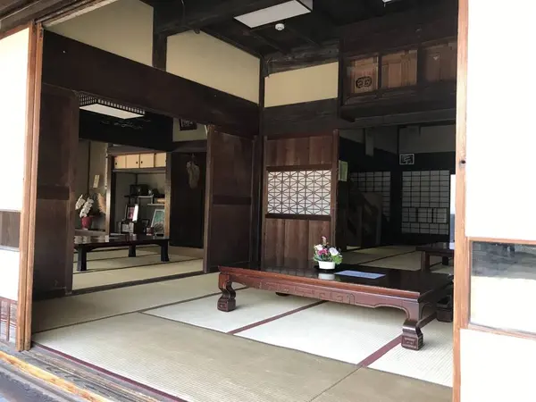 縁側から母屋を覗く
