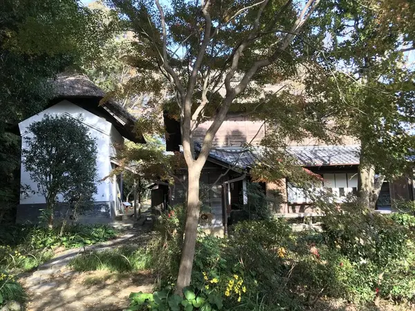 横溝屋敷を脇目に