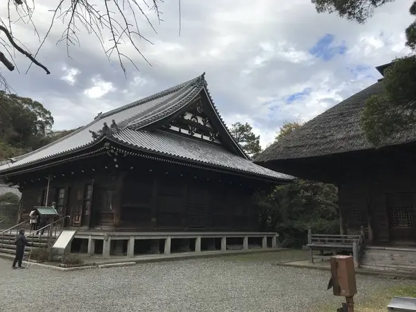 梵鐘側からの堂宇