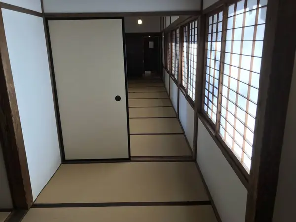 廊下に畳かよw