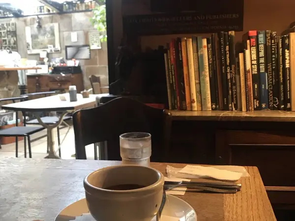 日の当たる店内