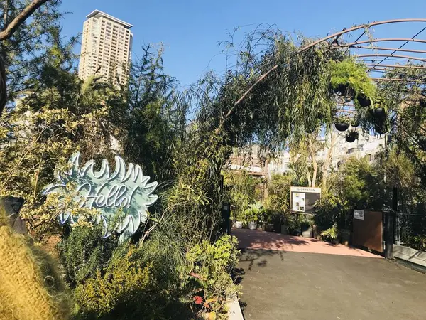 Hello!の看板が目印
