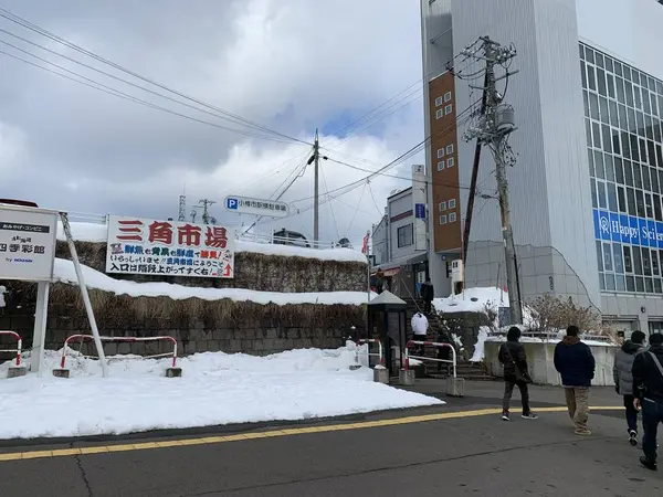 駅の敷地内から看板が見えます