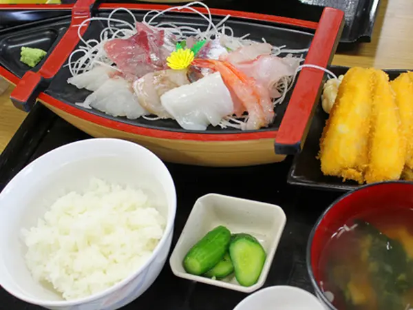 ランチは「漁師食堂」で