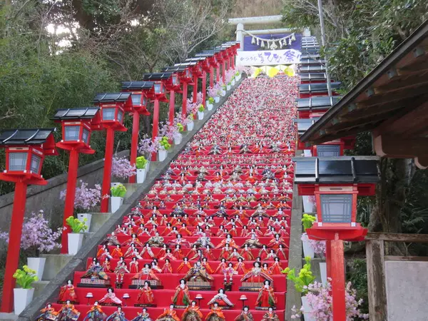 お雛様で有名な遠見岬神社もすぐ近くです