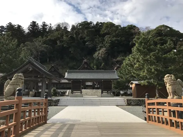 大社造の三殿が並立している本殿