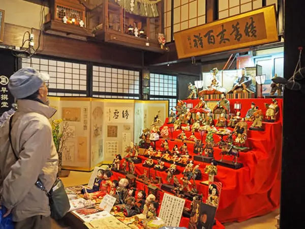 町屋造りとともに「人形さま」鑑賞