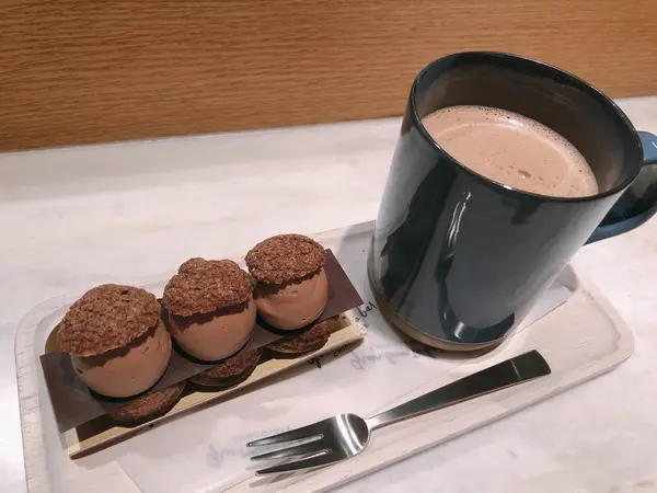 エクレアとチョコレートドリンク