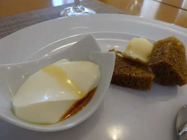 パンナコッタと黒糖の蒸しケーキ