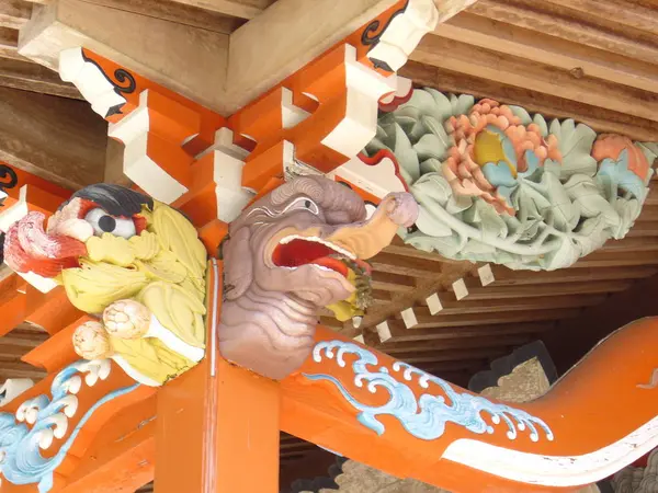 美しい本殿の装飾