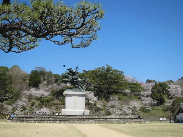菊池武光公銅像と菊池公園