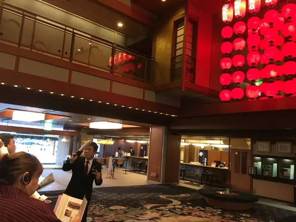 館内は美術館ツアー