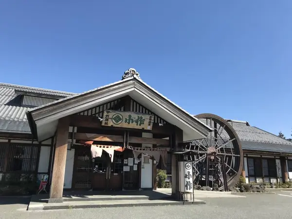 お店には水車があります。