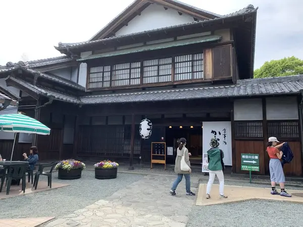 お店は古いお屋敷