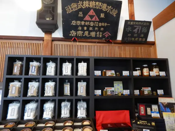 歴史を感じる重厚な看板