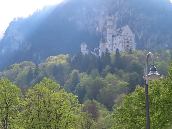ふもとからお城を見上げる。お城まではバス、徒歩、馬車と３つの移動手段があります。