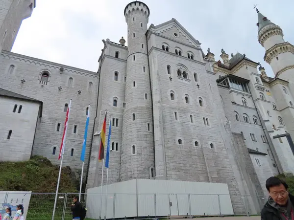 お城を下から見上げる