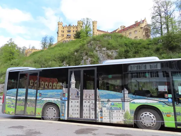 チケットを購入後、バスでお城近くまで移動。道中は片側1車線の山道です。バスの運転手が器用に狭い山道を進んでいきます。