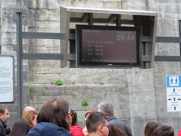 お城の入口です。チケットに記載されている入場時間しか入場できないため、入口は時間より早めに到着して、入場待ちをしている方で混雑していました。場内は撮影禁止です