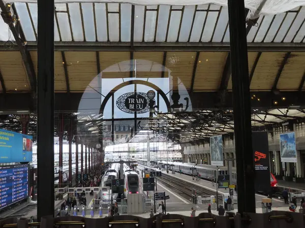 店内からはリヨン駅のホームを見る事ができます。