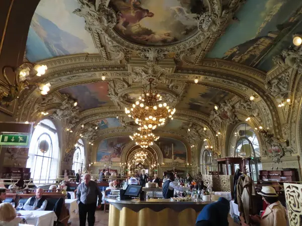 駅にあるとは思えないようなベルエポック調の内装に囲まれた空間。この空間で食事ができるだけで優雅な気持ちになります。