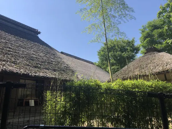 藁葺き屋根。