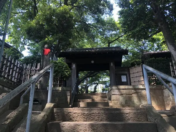 階段をのぼる。